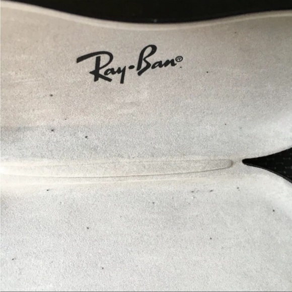 Ray-Ban Hard Clam Shell Glasses Sunglasses Case In Black Used with FLAWS - Picture 7 of 7